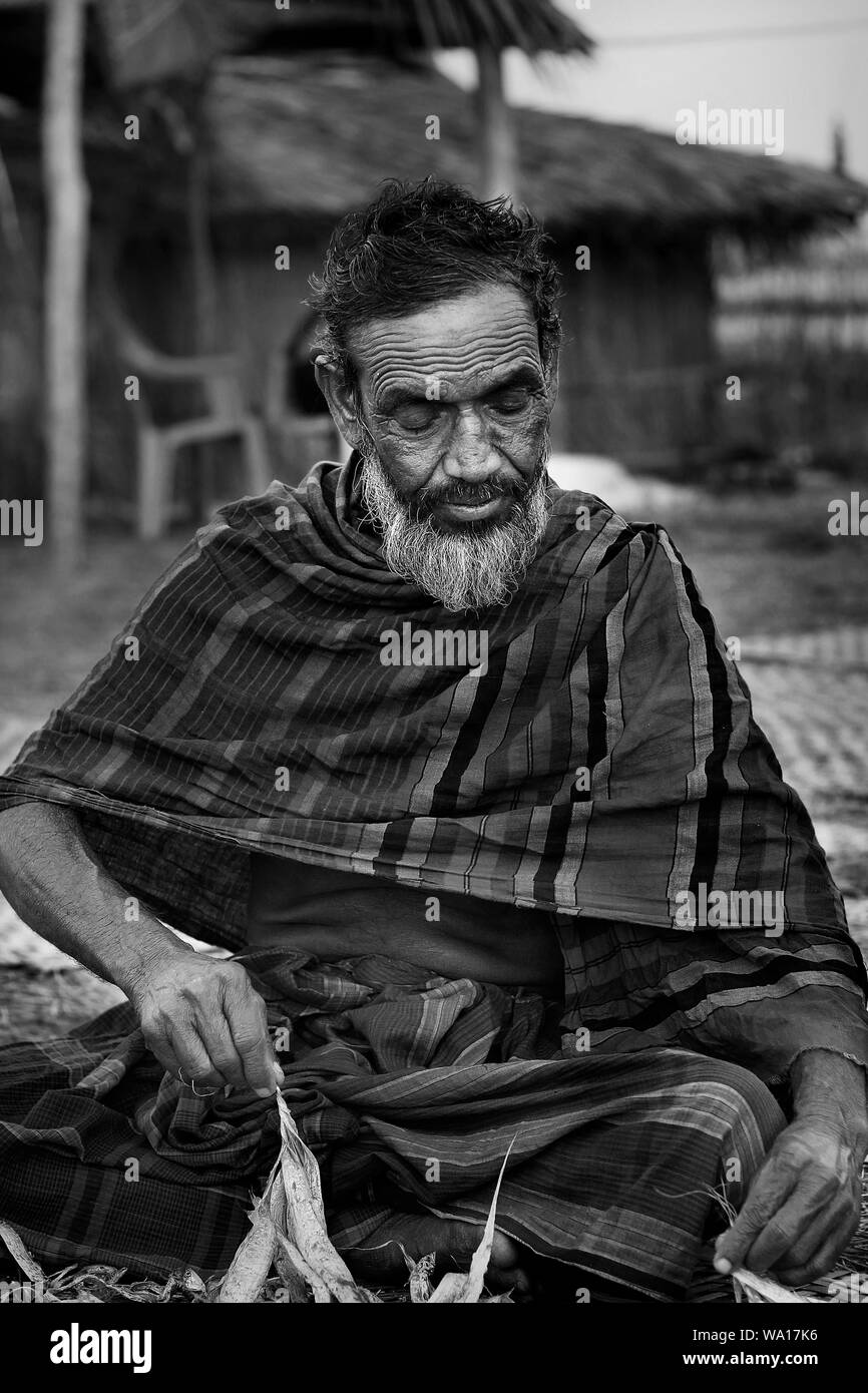 Persone provenienti da comunità indù bagnarsi al golfo del Bengala durante il rash Mela a Dublarchar in Eastern Division della Sundarbans forest. Bagerhat,B Foto Stock
