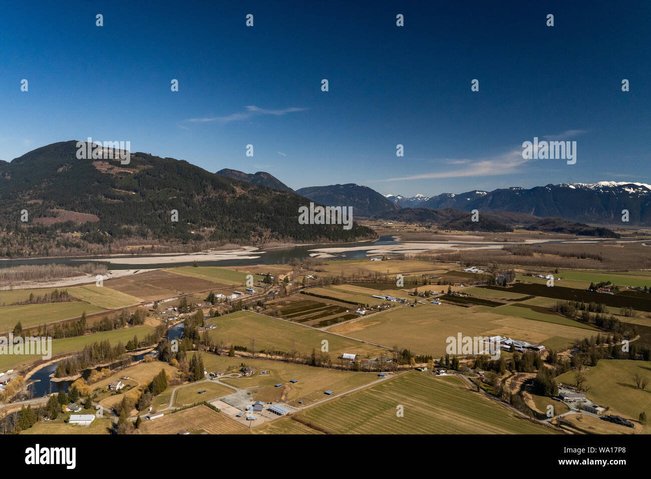 Vista aerea della Fraser River Valley e della zona rurale di Chilliwack con il monte Cheam sul retro vicino alla città di Chilliwack, British Columbia Foto Stock