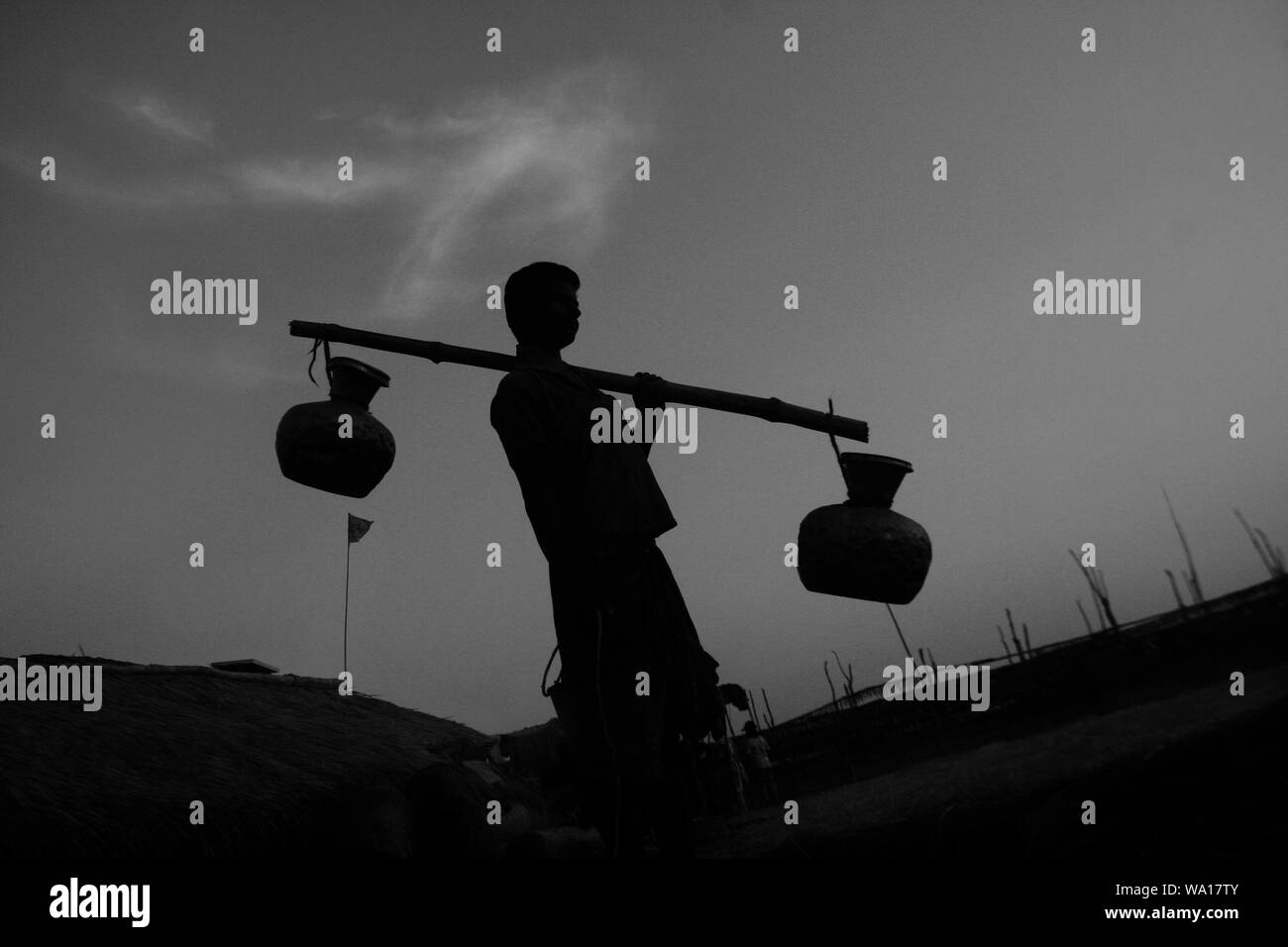 Persone provenienti da comunità indù bagnarsi al golfo del Bengala durante il rash Mela a Dublarchar in Eastern Division della Sundarbans forest. Bagerhat,B Foto Stock