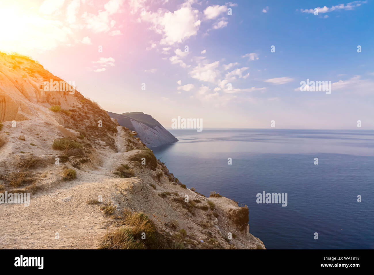 Sera su un alto e ripido seashore. Foto Stock