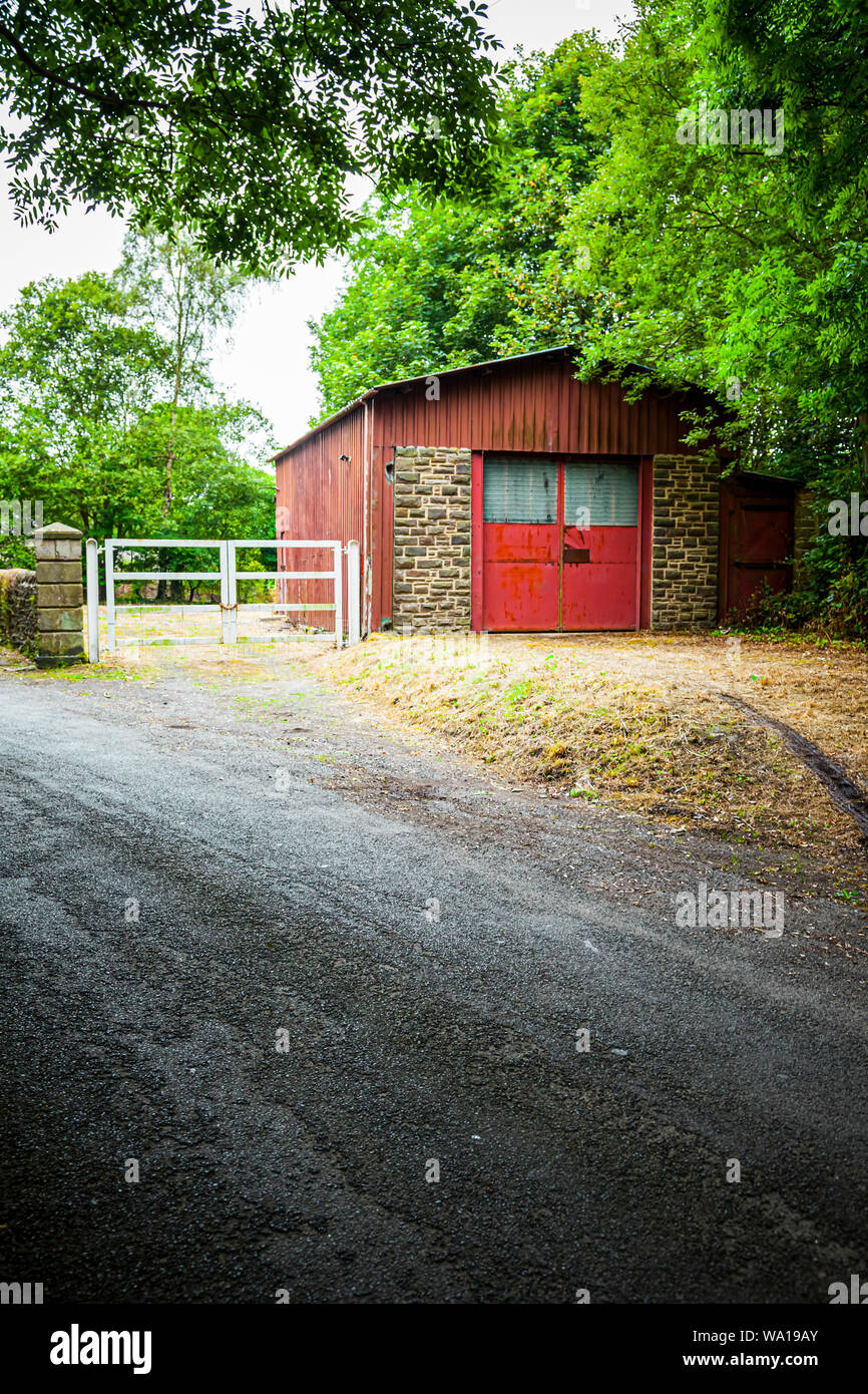 Le porte di colore rosso su una vecchia officina industriale edificio o garage, vicino a Consett, County Durham, England, Regno Unito Foto Stock