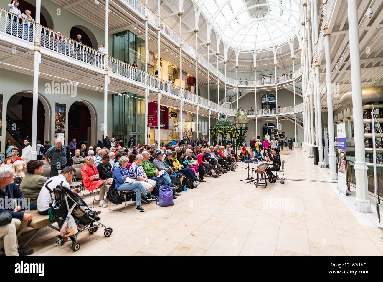 Edimburgo, Scozia. Mer 14 agosto 2019. Musicista cinese Zi Lan Liao esegue un concerto di Gu-Zheng (Cinese cetra arpa) musica presso il Museo Nazionale della Scozia come parte del Fringe Fringe serie musicale. Presentato in collaborazione con musica dal vivo ora la Scozia, questa serie avviene a 2,05pm ogni giorno durante il 2019 Edinburgh Fringe Festival e questa performance ha celebrato l apertura di nuove culture del mondo gallerie nel 2019 presso il Museo Nazionale della Scozia. Foto Stock