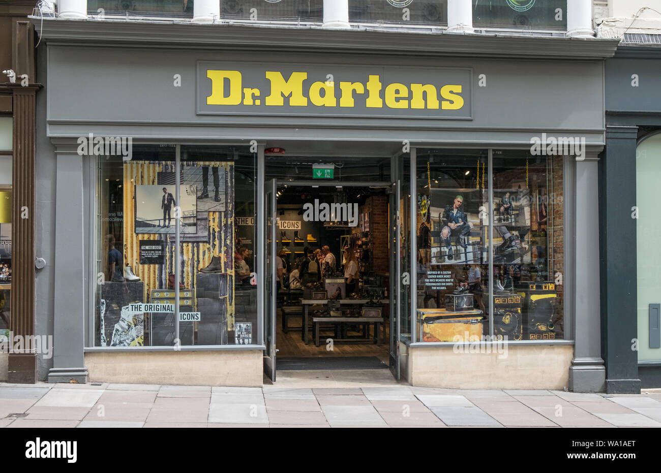 Dr Martens negozio di calzature esterno, bagno, REGNO UNITO Foto Stock