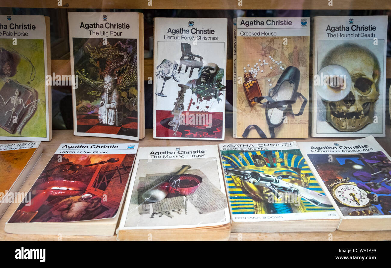 Selezione di classici di Agatha Christie libri esposti in una vetrina a Hay-on-Wye in Galles Foto Stock