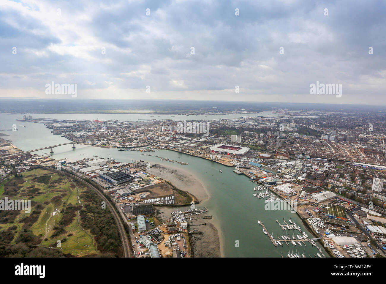 Foto aerea del Fiume Itchen e la città di Southampton, Hampshire, Regno Unito Foto Stock