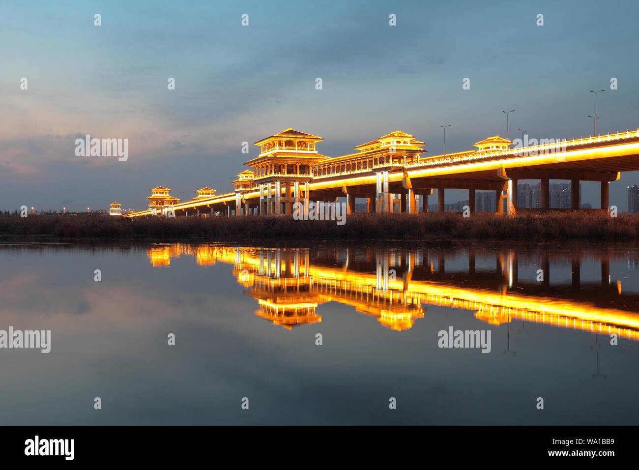 Shaanxi xi "un ba wei River Bridge di notte Foto Stock