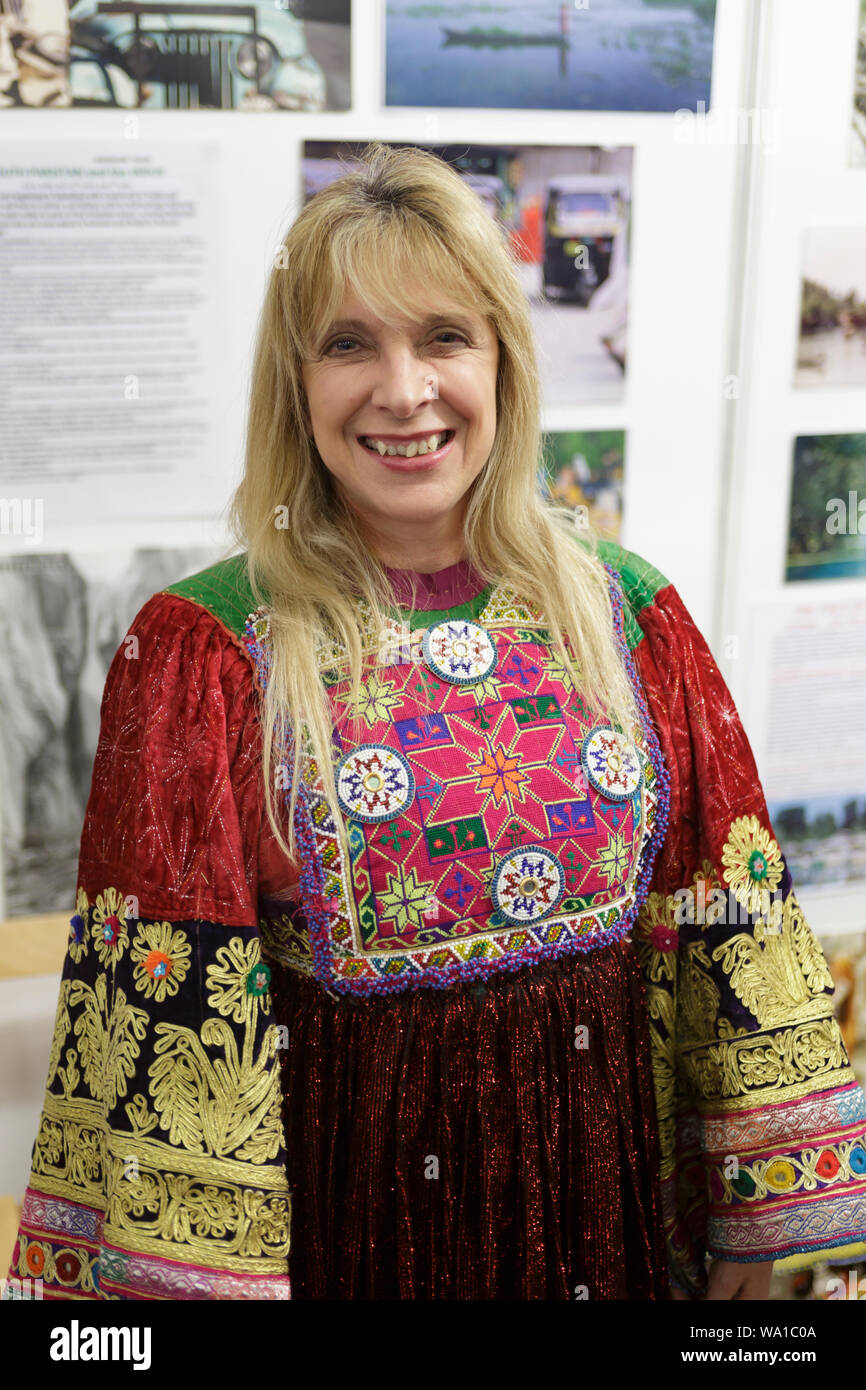 Olympia, London, Regno Unito - 03 Feb 2018. Un espositore in un costume tradizionale da Peshawar presso le destinazioni di vacanze e viaggi mostrano a Olympia, Lon Foto Stock