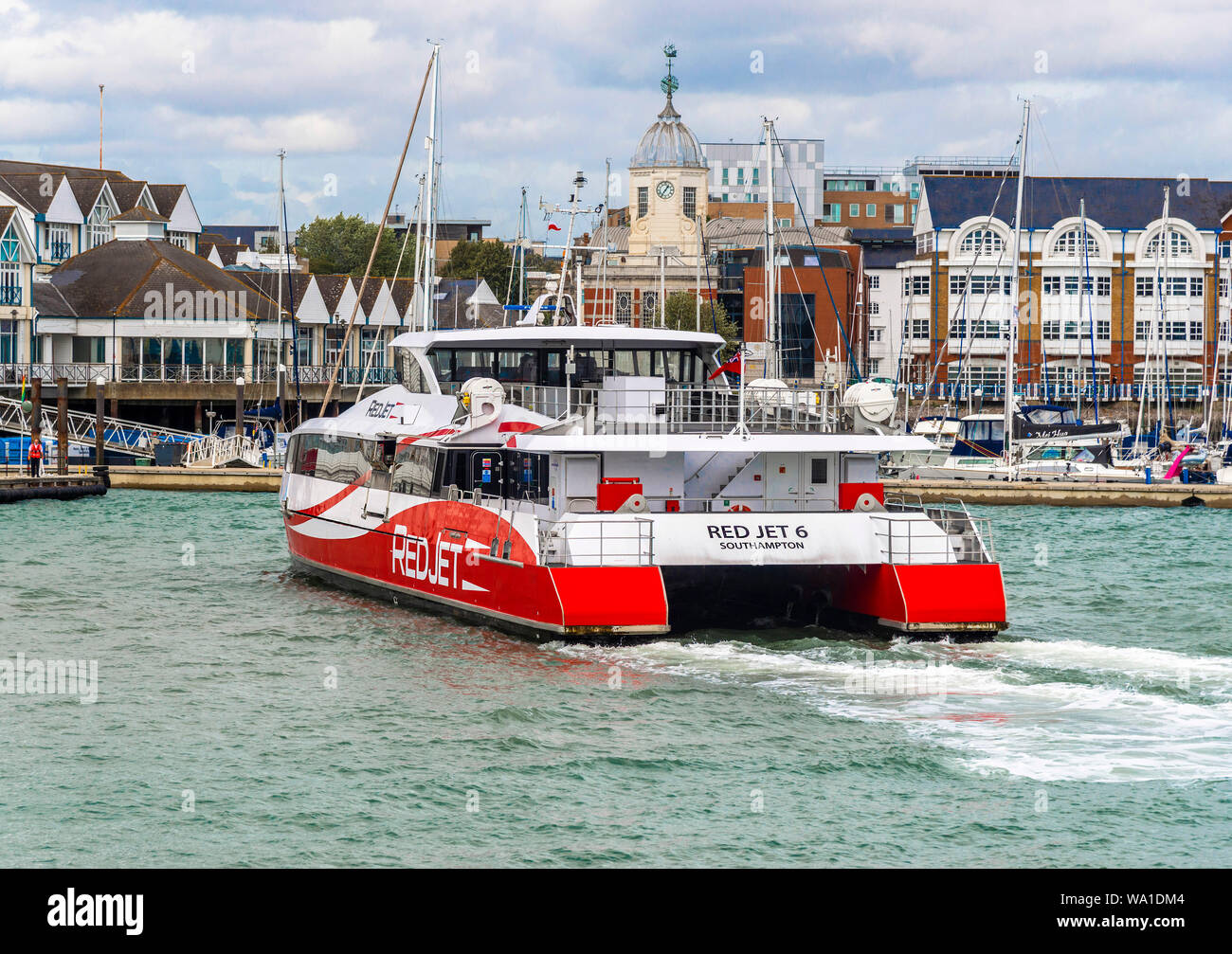 Red Jet 6 uno dei 3 Imbuto Rosso Hi-Speed catamarani sulla croce-Solent traghetto arrivando a Town Quay, Southampton, Hampshire, Inghilterra, Regno Unito Foto Stock