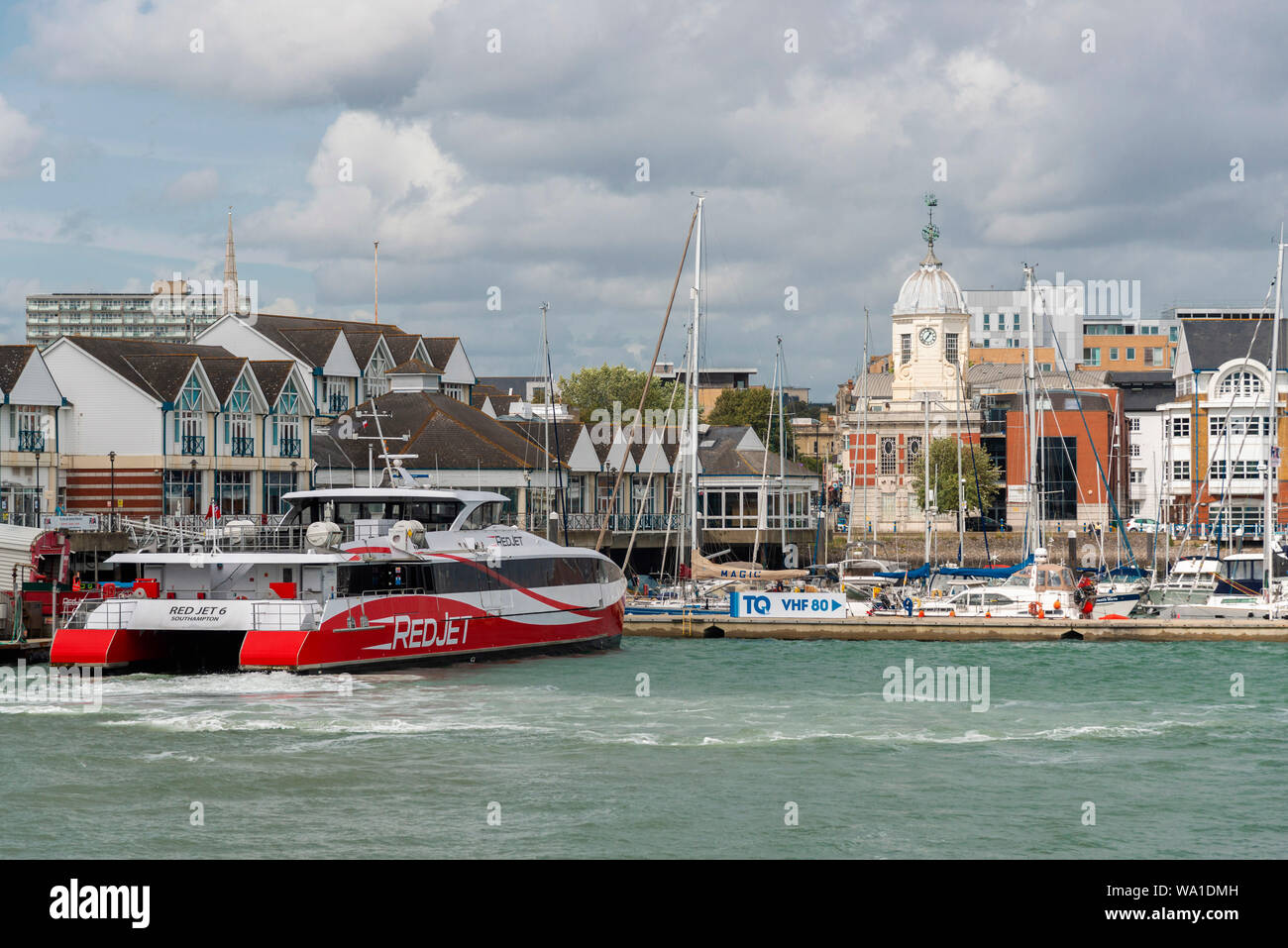 Red Jet 6 uno dei 3 Imbuto Rosso Hi-Speed catamarani sulla croce-Solent traghetto arrivando a Town Quay, Southampton, Hampshire, Inghilterra, Regno Unito Foto Stock