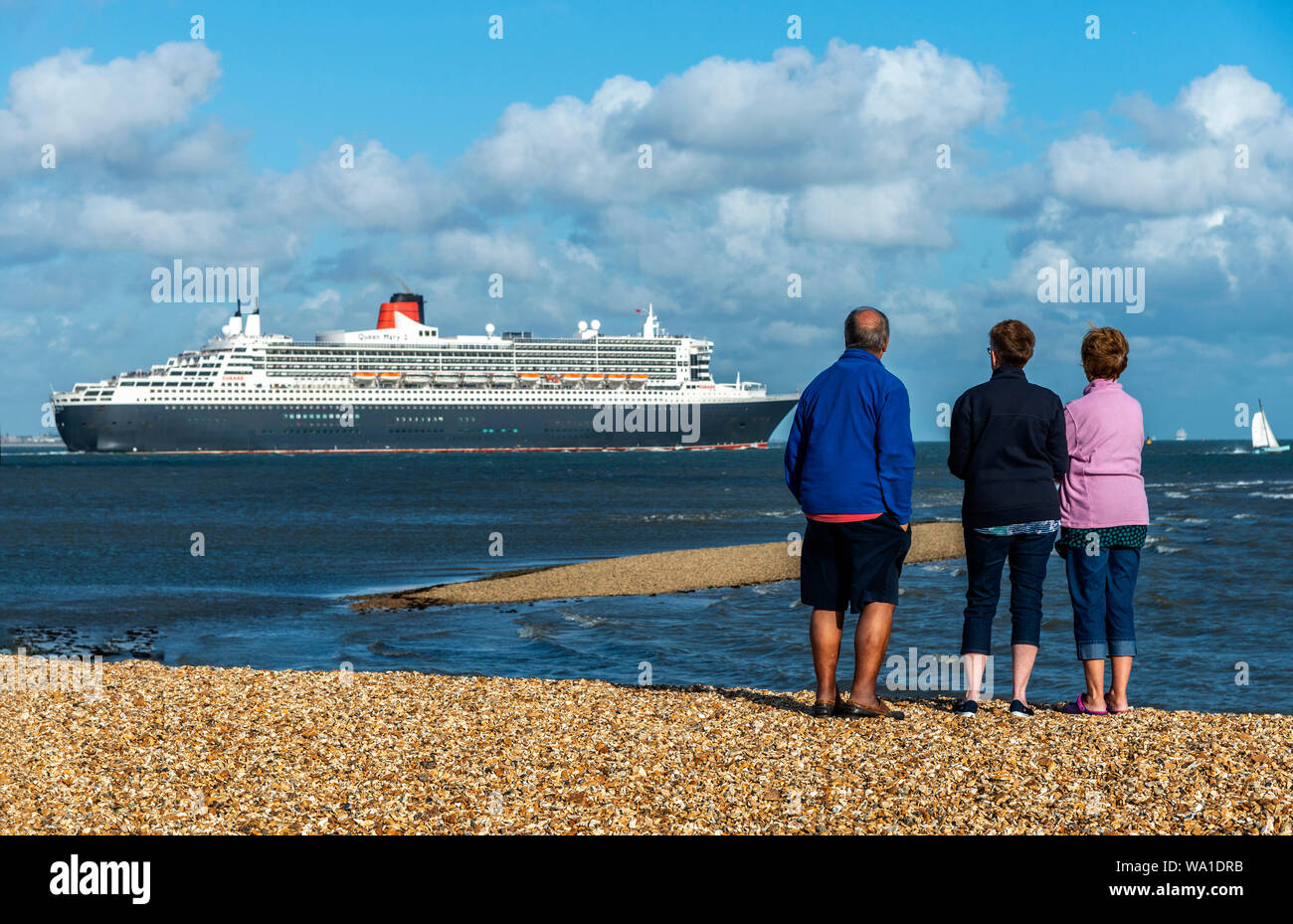 Queen Mary 2, la famosa ocean liner, uscire su una crociera da Southampton e vela lungo il Solent un pomeriggio estivo.Hampshire, Inghilterra, Regno Unito Foto Stock