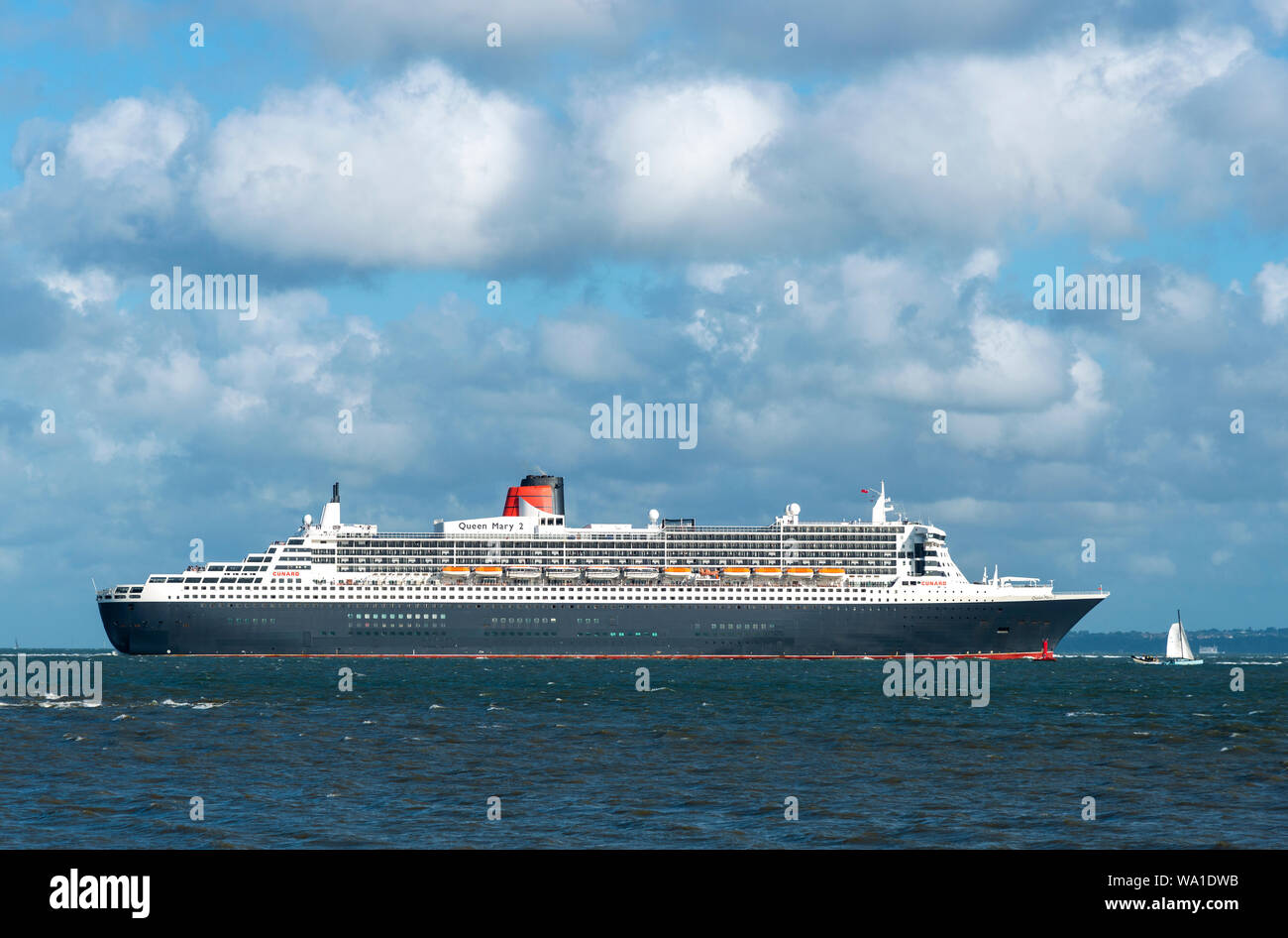 Queen Mary 2, la famosa ocean liner, uscire su una crociera da Southampton e vela lungo il Solent un pomeriggio estivo.Hampshire, Inghilterra, Regno Unito Foto Stock