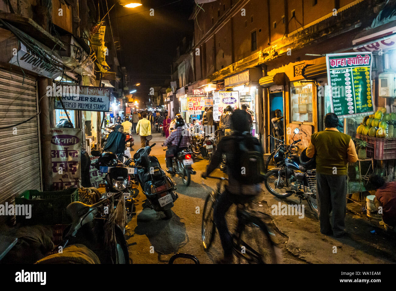 Un mercato di strada a Jaipur, Rajasthan, India in prima serata. Foto Stock
