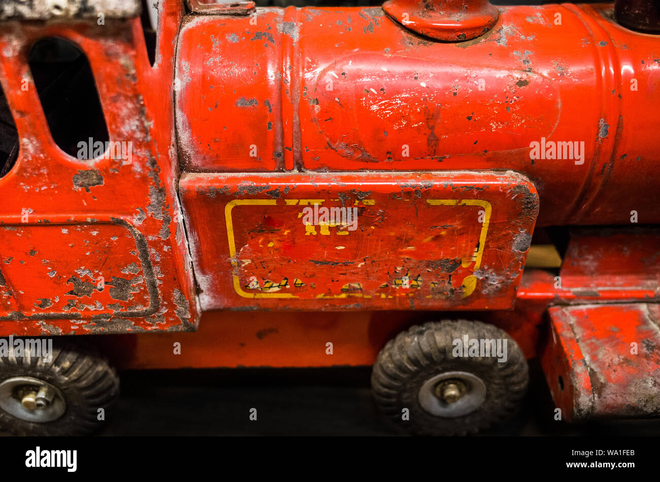Un vecchio, weathered tin toy train. Foto Stock