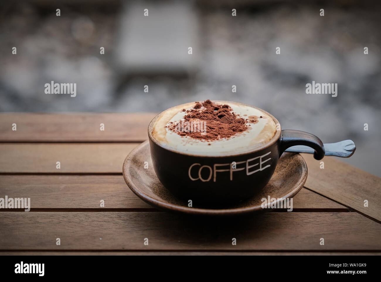 Close-Up di uovo caffè nella tazza sul tavolo di legno Foto Stock