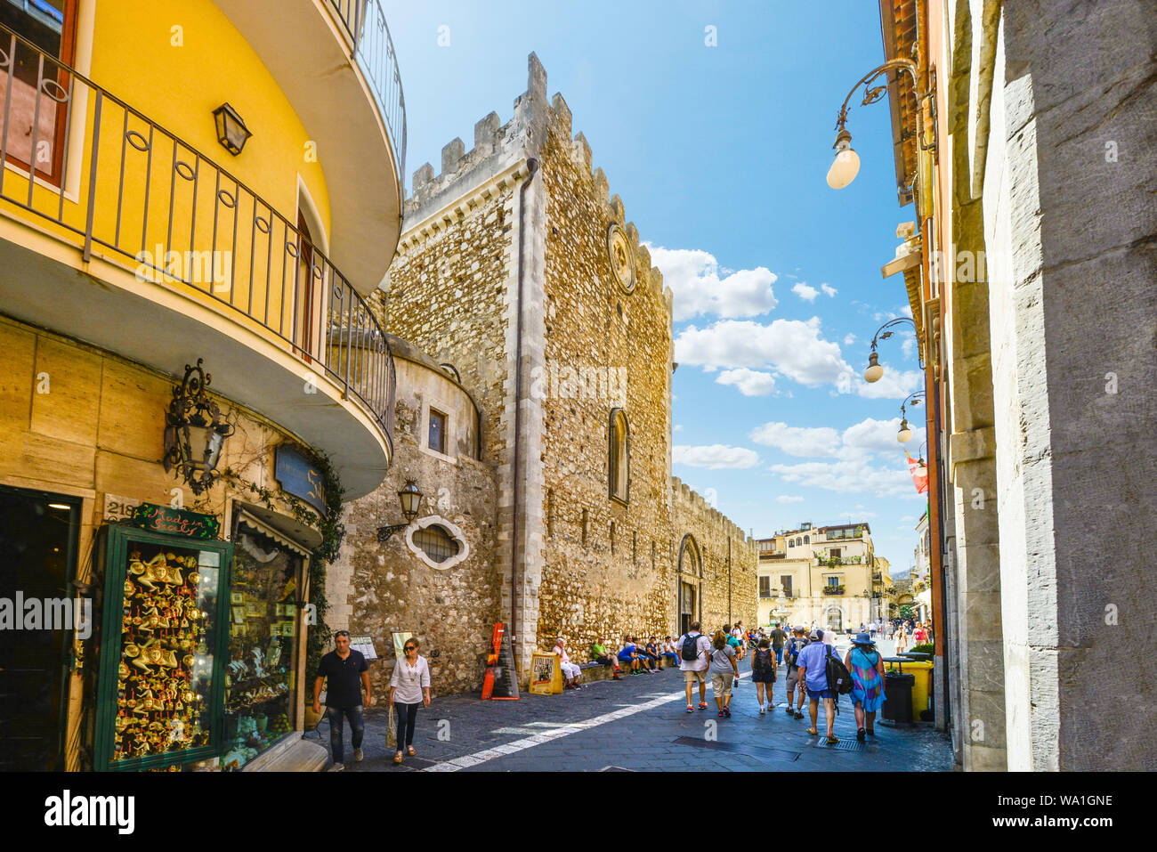 I turisti visite turistiche sulla strada principale, Corso Umberto, in località mediterranea città di Taormina in Sicilia Foto Stock