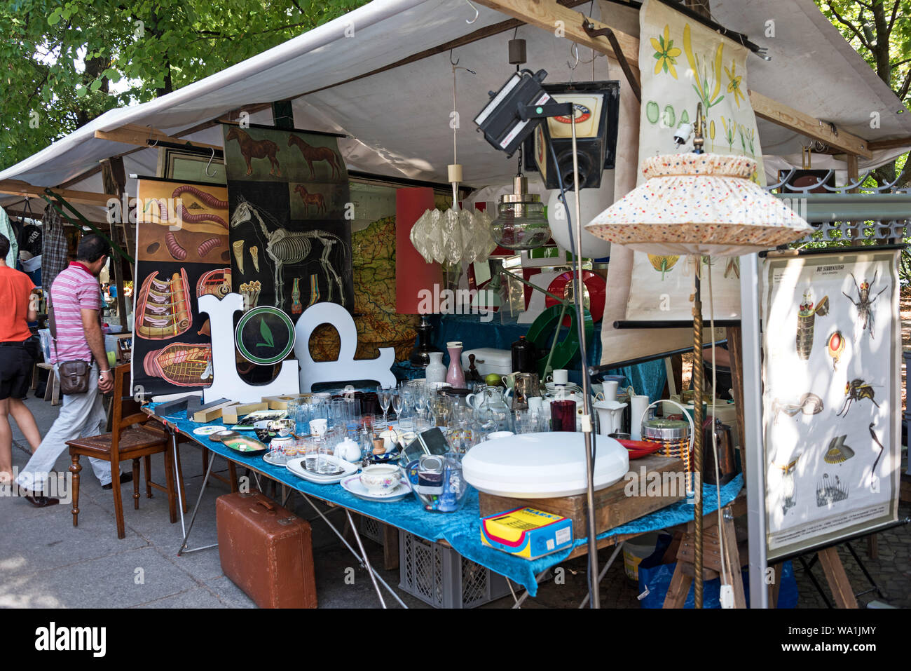 Stallo a Arkonaplatz il mercato delle pulci, Berlino, Germania. Foto Stock