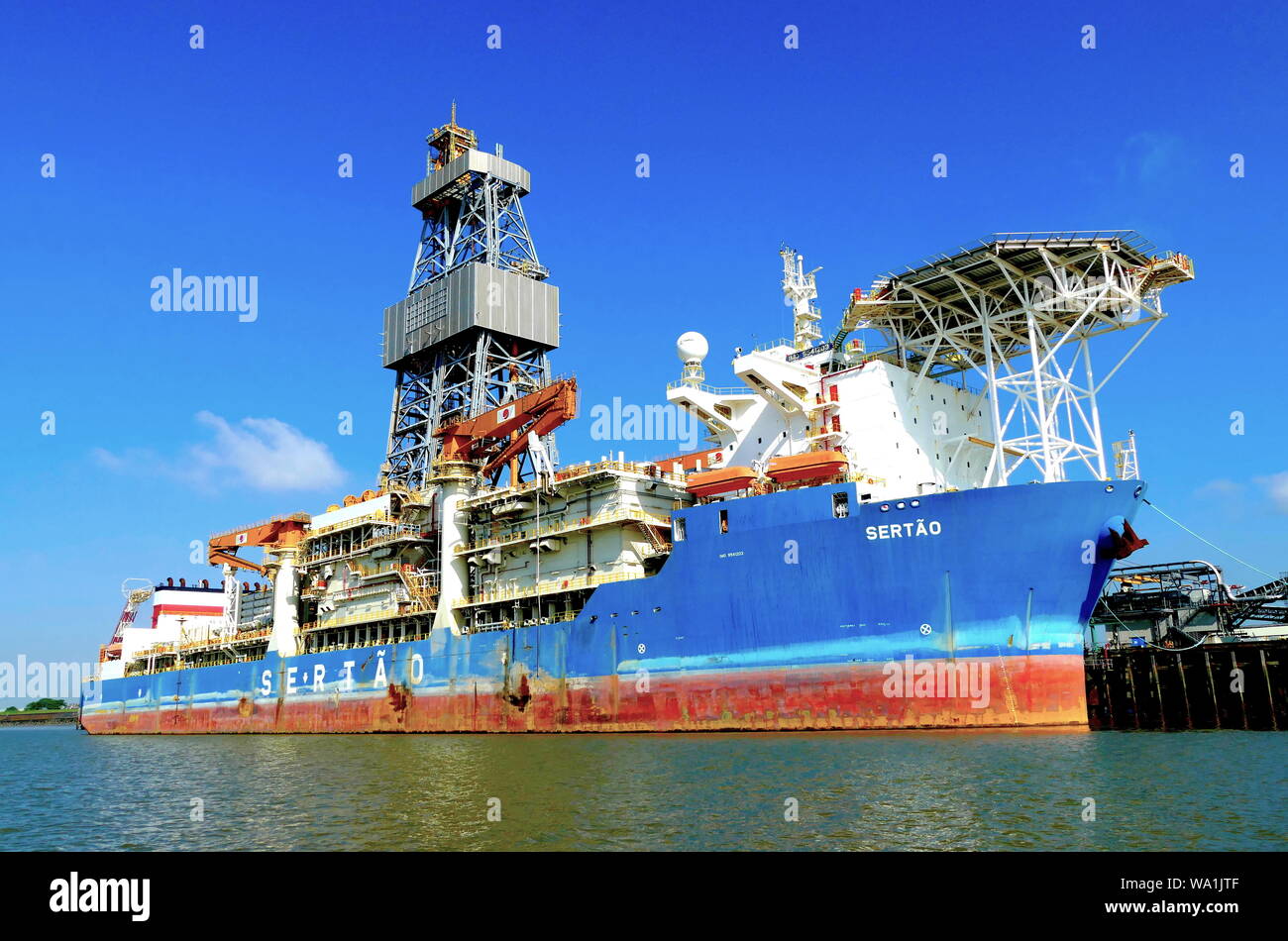 SERTO è un'imbarcazione mobile per l'esplorazione petrolifera di proprietà dello Stato brasiliano. Viene raffigurata ormeggiata al Tilbury Deep Water Jetty. Foto Stock