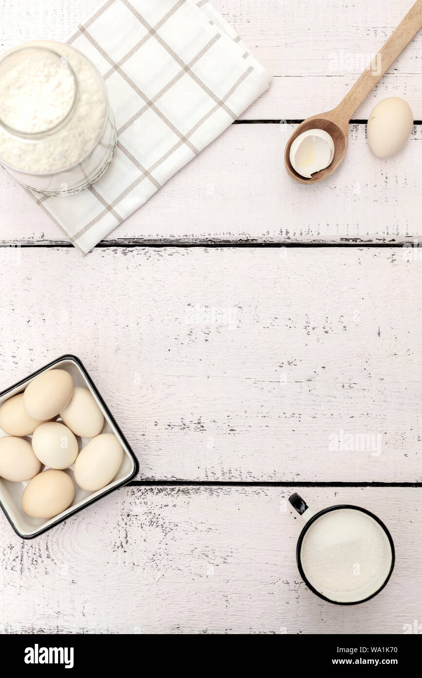 Frittelle di cottura. Ingredienti, stoviglie e utensili da cucina per frittelle. Messa a fuoco selettiva. Foto Stock