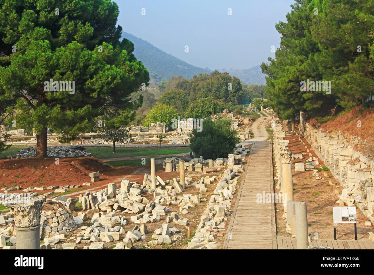 Scenic passerella di legno accanto all'Agora commerciale le rovine di Efeso in Turchia Foto Stock