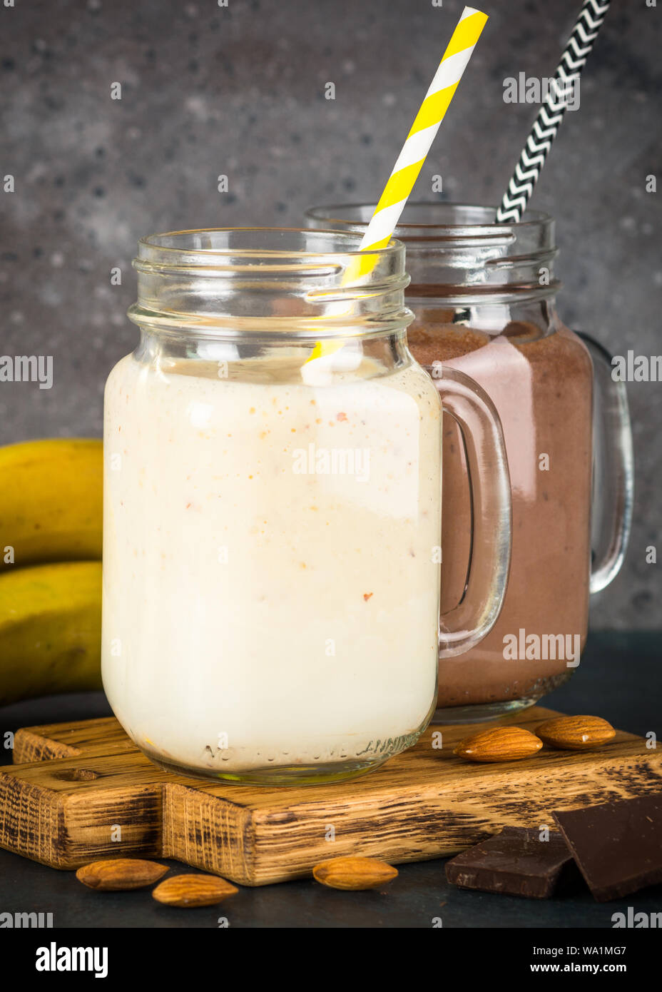 Banana e frappè al cioccolato in vasi. Foto Stock
