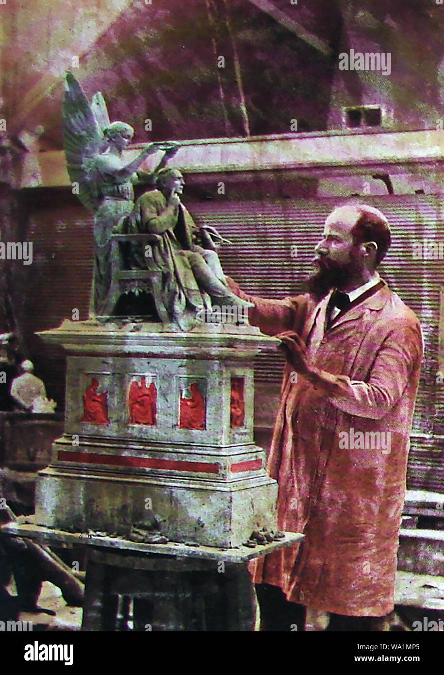 C1900 - un raro e insolito colorate a mano fotografia di George Tinworth ( 1843 - 1913), scultore & inglese artista in ceramica che ha lavorato per il Doulton fabbrica di ceramica a Lambeth, Inghilterra Foto Stock