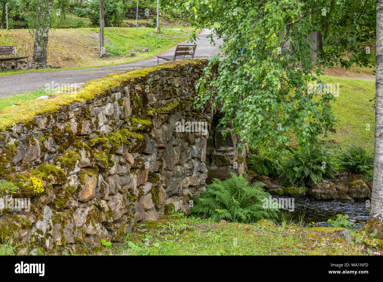 Il vecchio ponte di pietra di Enonkoski in Finlandia in estate - 2 Foto Stock