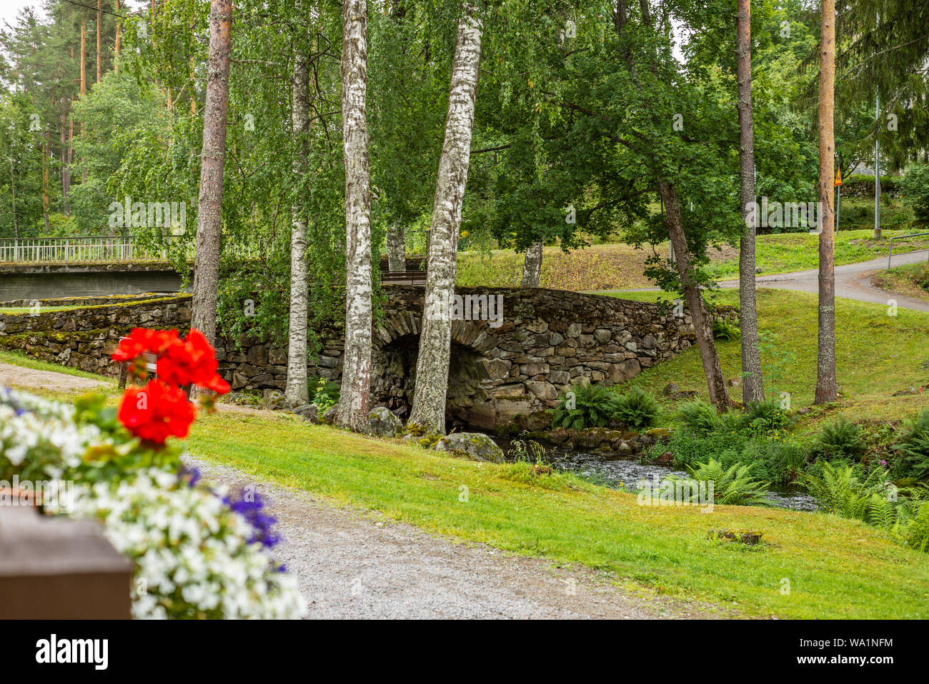 Il vecchio ponte di pietra di Enonkoski in Finlandia in estate - 1 Foto Stock