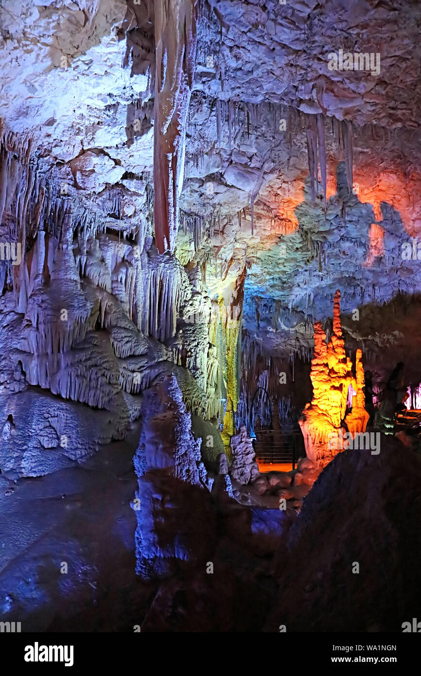 BEIT-SHEMESH, Israele - 23 settembre 2017: Avshalom Grotta, noto anche come Soreq Cave, una grande grotta di stalattiti vicino Beit-Shemesh nel centro di Israele Foto Stock