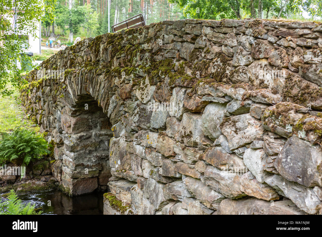 Il vecchio ponte di pietra di Enonkoski in Finlandia in estate - 3 Foto Stock