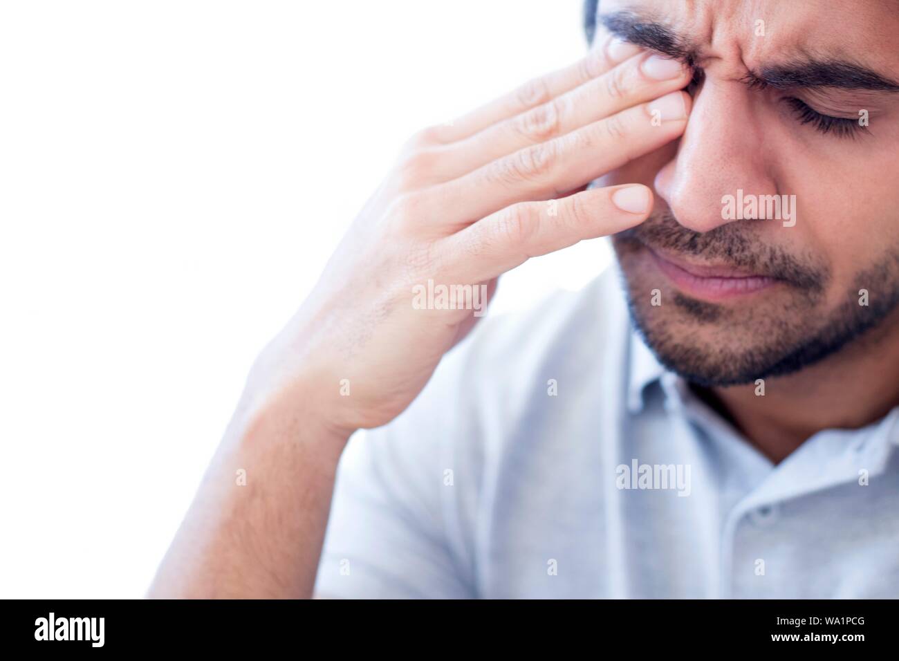 L'uomo strofinando il suo occhio destro. Foto Stock