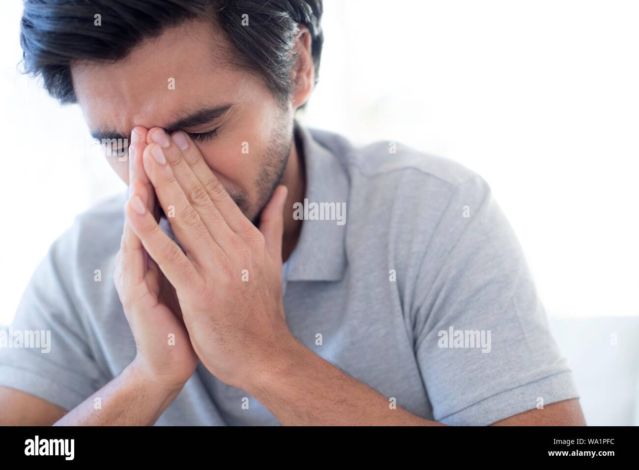 L'uomo starnuti. Foto Stock