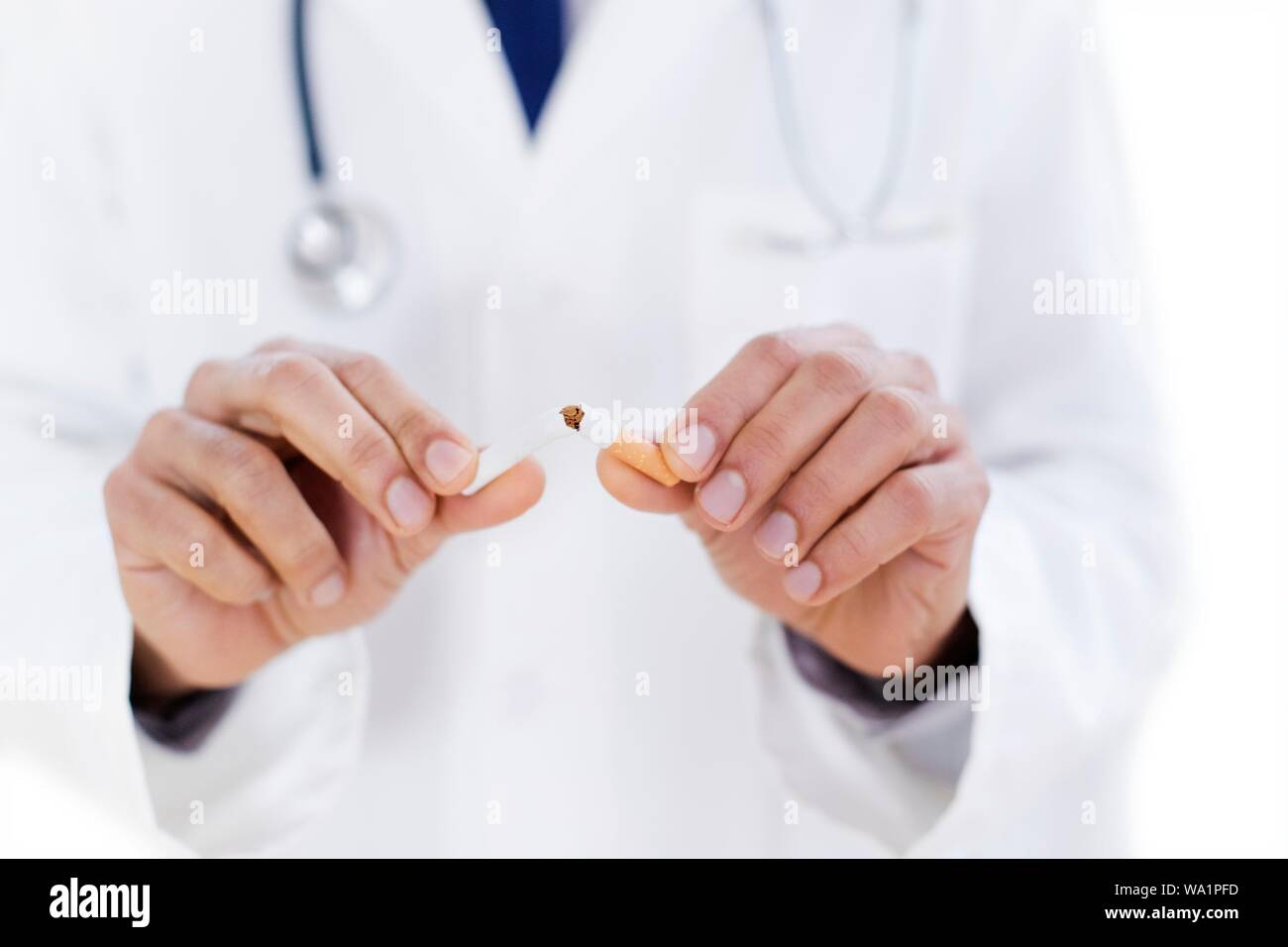 Medico sigaretta di rottura a metà. Foto Stock