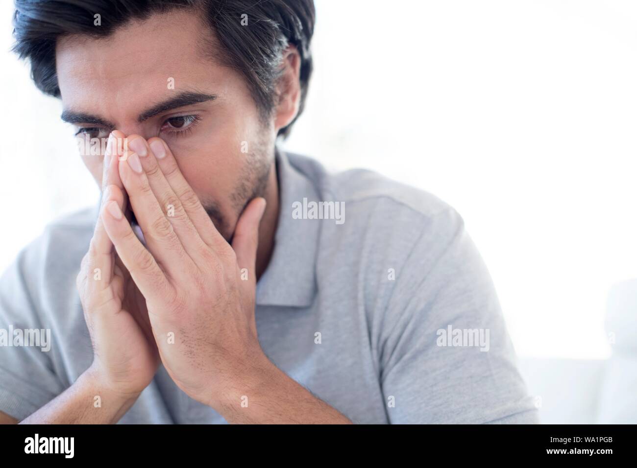 L'uomo starnuti. Foto Stock