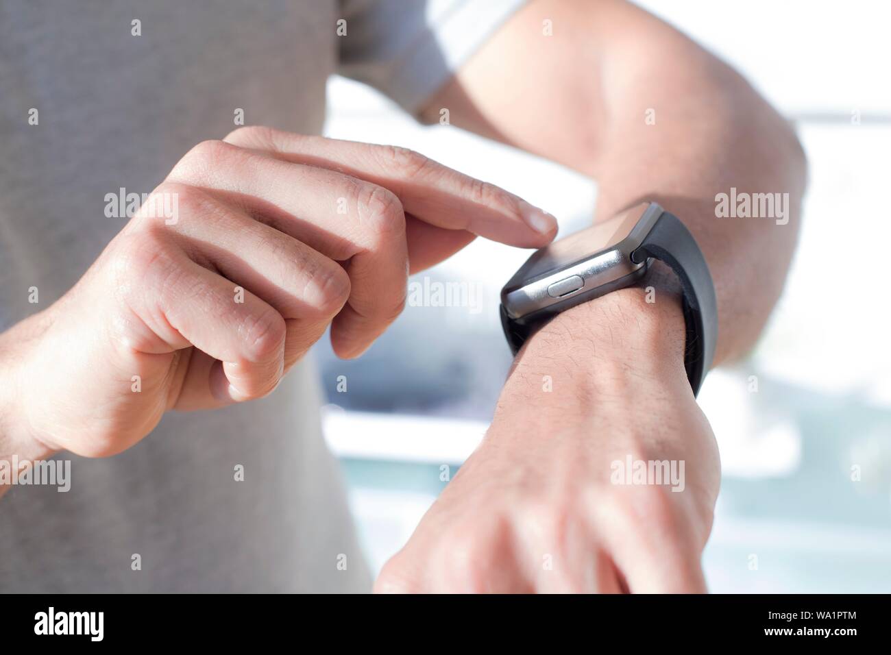 L'uomo controllando il suo orologio intelligente. Foto Stock