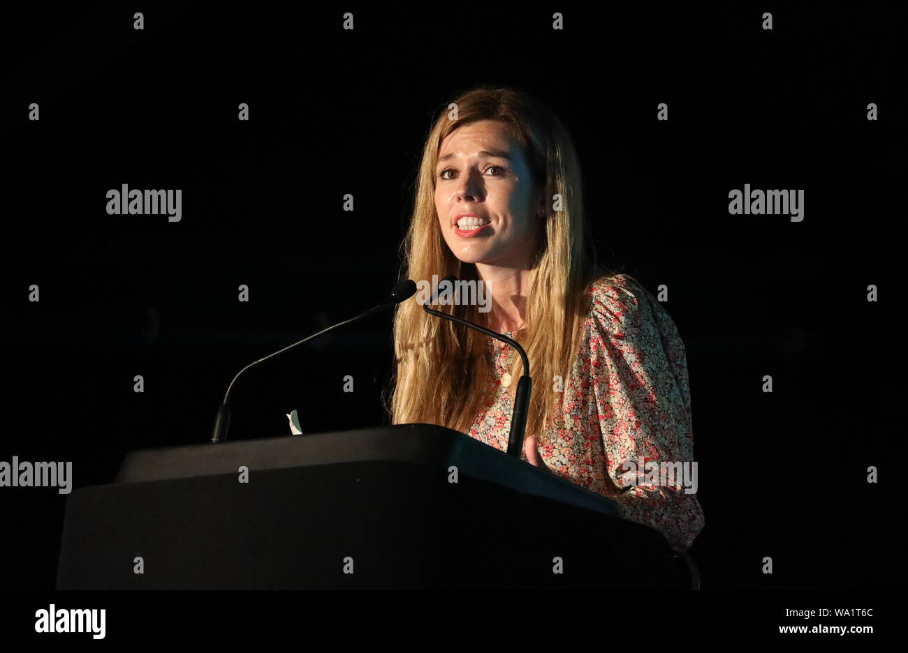Carrie Symonds, il partner del Primo Ministro Boris Johnson, dà un discorso a Birdfair, una coscienza ambientale conferenza, a Rutland acqua nella riserva naturale del Egleton vicino a Oakham. Foto Stock