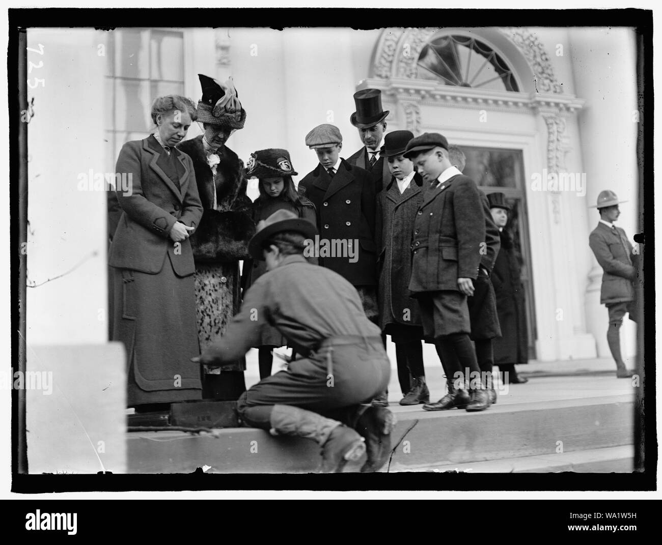 BOY scout. Visita di sir Robert Baden-POWELL A c.c. Messa a fuoco; MRS. TAFT GUARDANDO Foto Stock