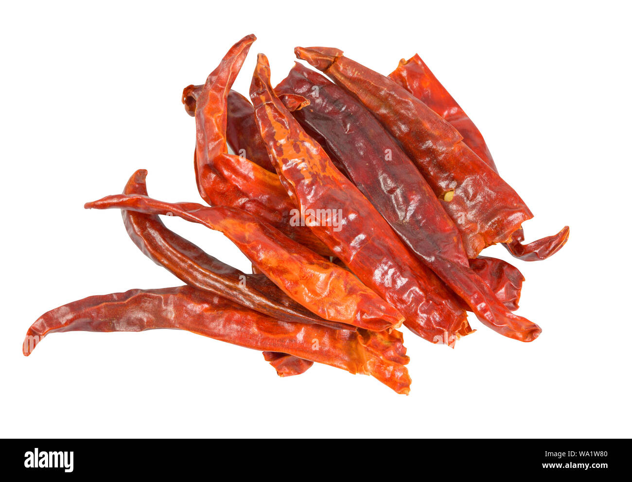 Secchi peperoncino rosso peperoncino o pepe di cayenna isolato su sfondo bianco con percorso di clipping. Foto Stock