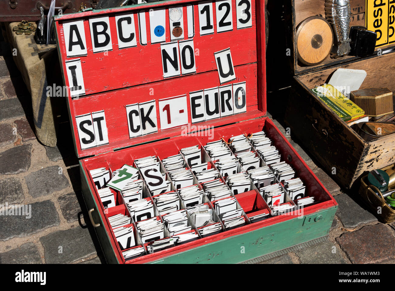 Targhe affettato in singole lettere e numeri, Arkonaplatz mercato delle pulci, Berlino, Germania. Foto Stock
