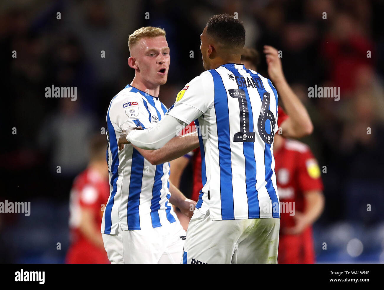 Huddersfield Town Karlan Grant (destra) festeggia i suoi lati primo goal della partita con Lewis O'Brien durante il cielo di scommessa match del campionato a John Smith's Stadium, Huddersfield. Foto Stock