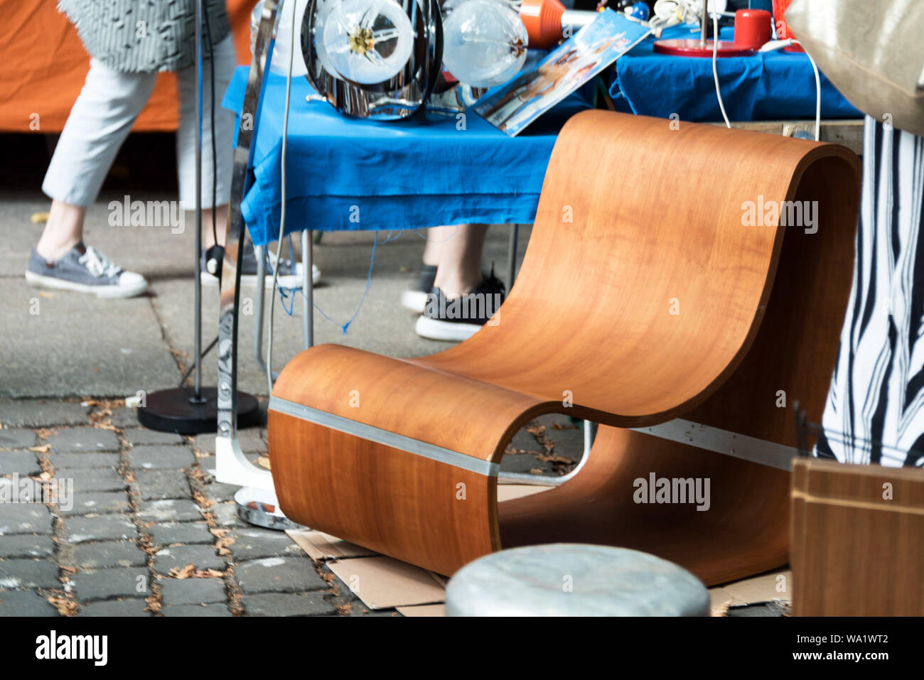 A metà secolo moderno legno curvato sedia, Arkonaplatz mercato delle pulci, Berlino, Germania. Foto Stock