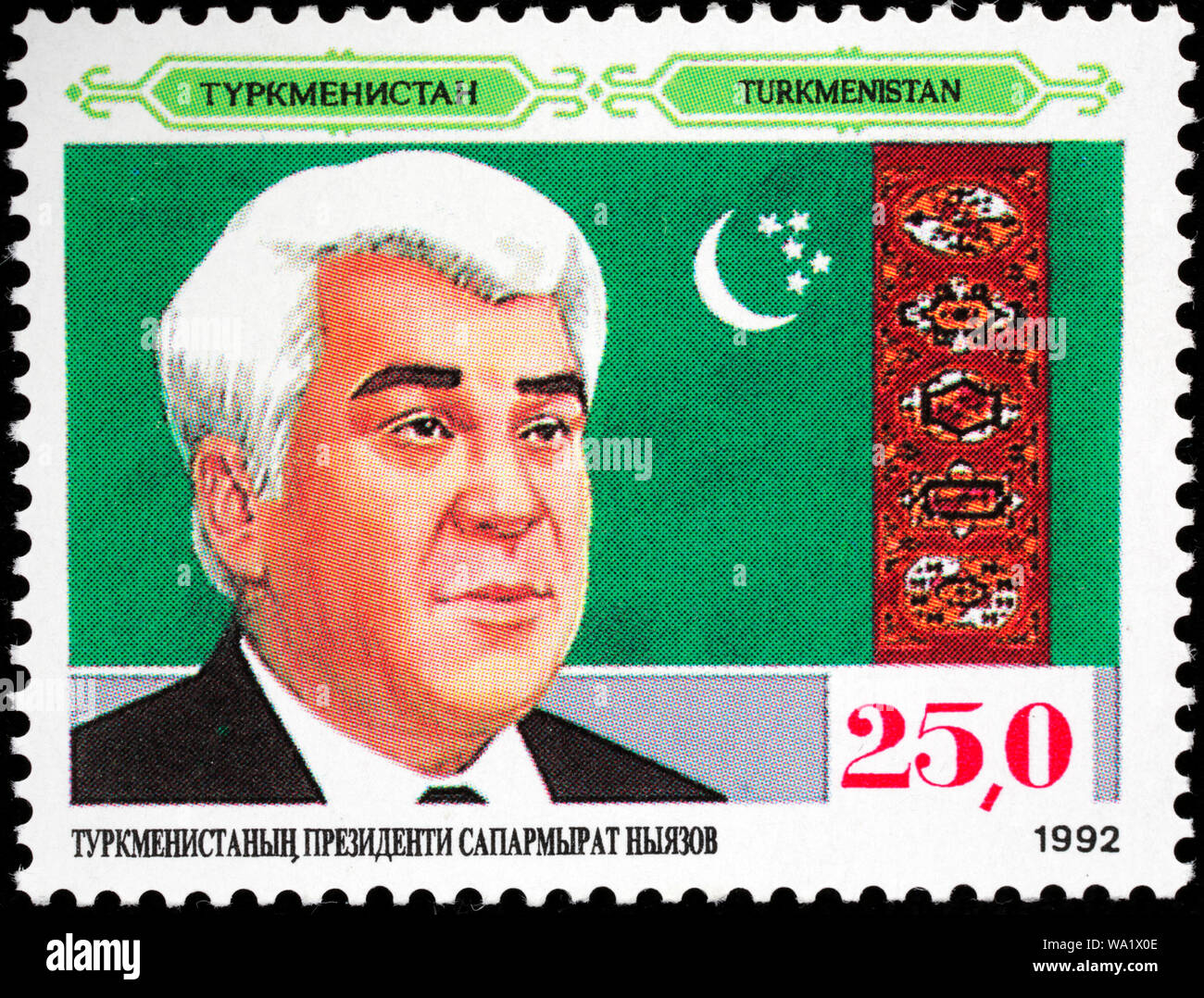 Saparmurat Niyazov (1940-2006), presidente del Turkmenistan e la bandiera nazionale, francobollo, Turkmenistan, 1992 Foto Stock