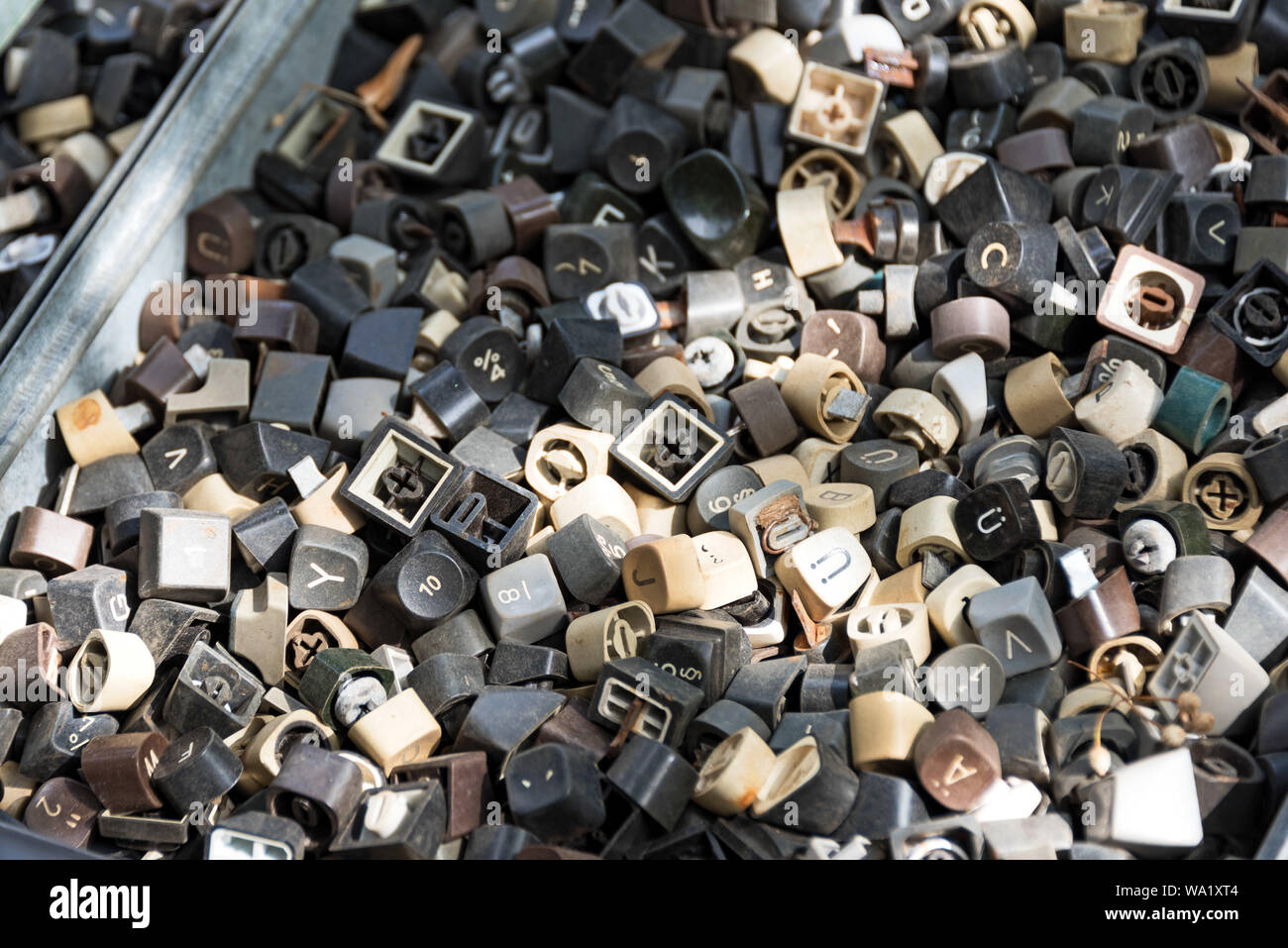 Vecchio computer i pulsanti della tastiera, Arkonaplatz mercato delle pulci, Berlino, Germania. Foto Stock