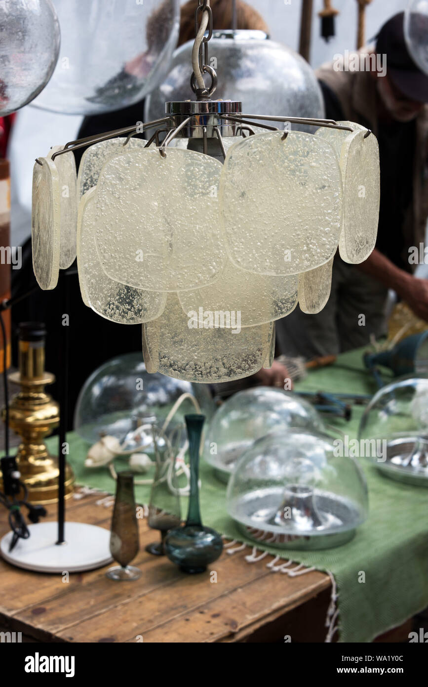 Retrò lampada da tavolo a Arkonaplatz mercato delle pulci, Berlino, Germania. Foto Stock