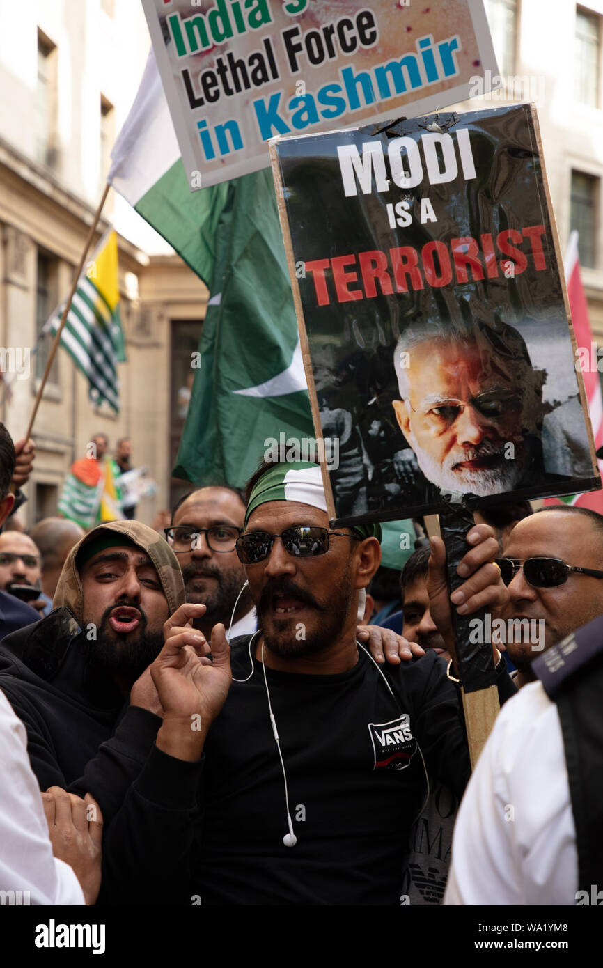 Londra, Regno Unito. 15 Agosto, 2019. Il Kashmir manifestanti di fronte all India House di Londra dopo il suo governo rottamato lo speciale status costituzionale del Kashmir. Credito: Joe Kuis / Alamy News Foto Stock