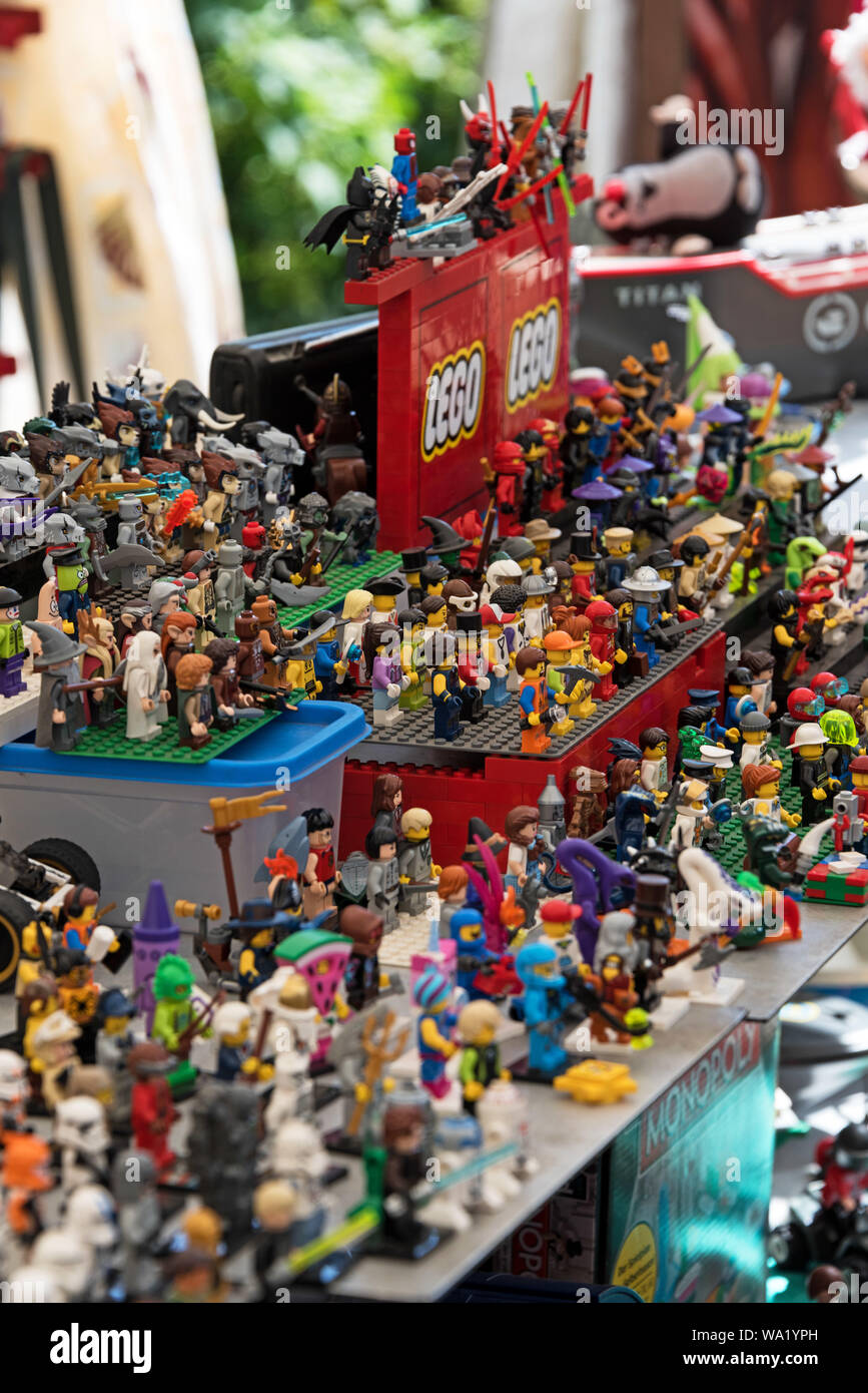 Lo stand di vendita Lego vintage minifigs presso il Mauerpark mercato delle  pulci, Berlino, Germania Foto stock - Alamy