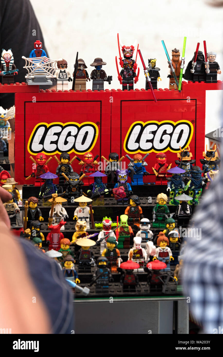 Lego figure in vendita presso il Mauerpark mercato delle pulci, Berlino, Germania Foto Stock