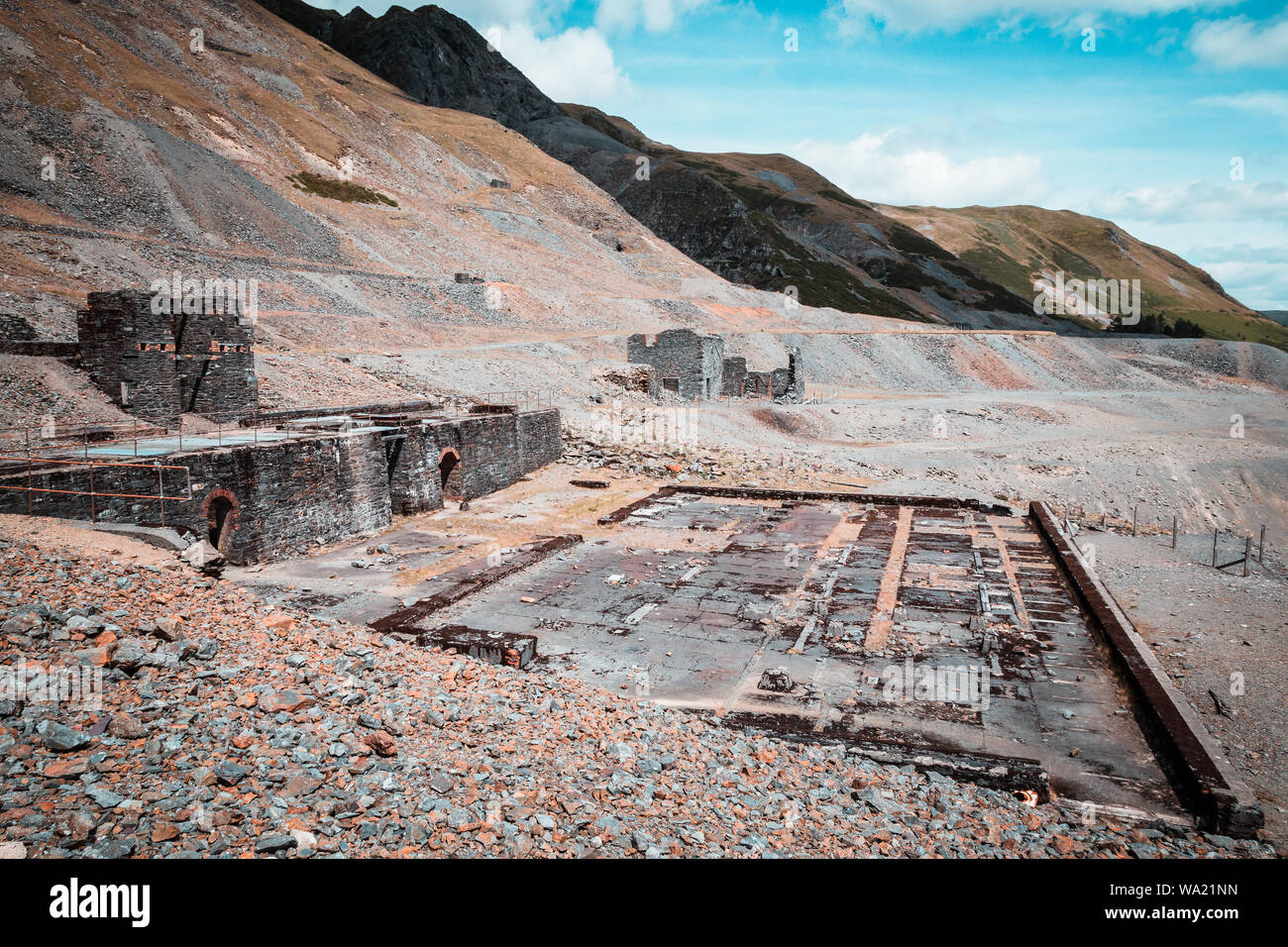 Stilizzazione di una vista del Cymystwyth abbandonata miniera di piombo in Ceredigion, Galles sulla Nazionale Percorso Ciclabile 81 Foto Stock