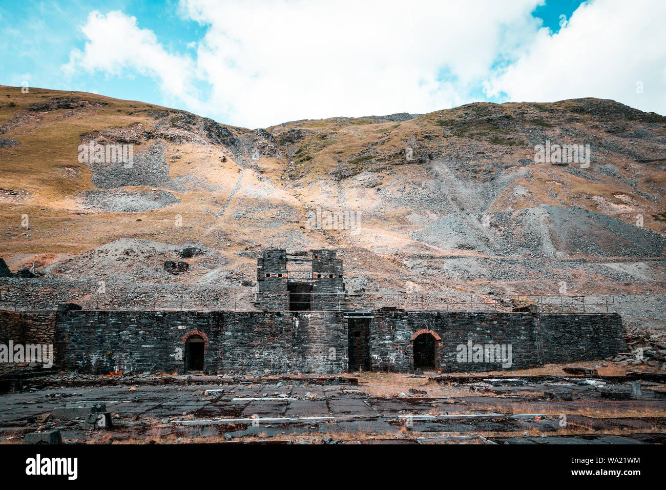 Stilizzazione di una vista del Cymystwyth abbandonata miniera di piombo in Ceredigion, Galles sulla Nazionale Percorso Ciclabile 81 Foto Stock