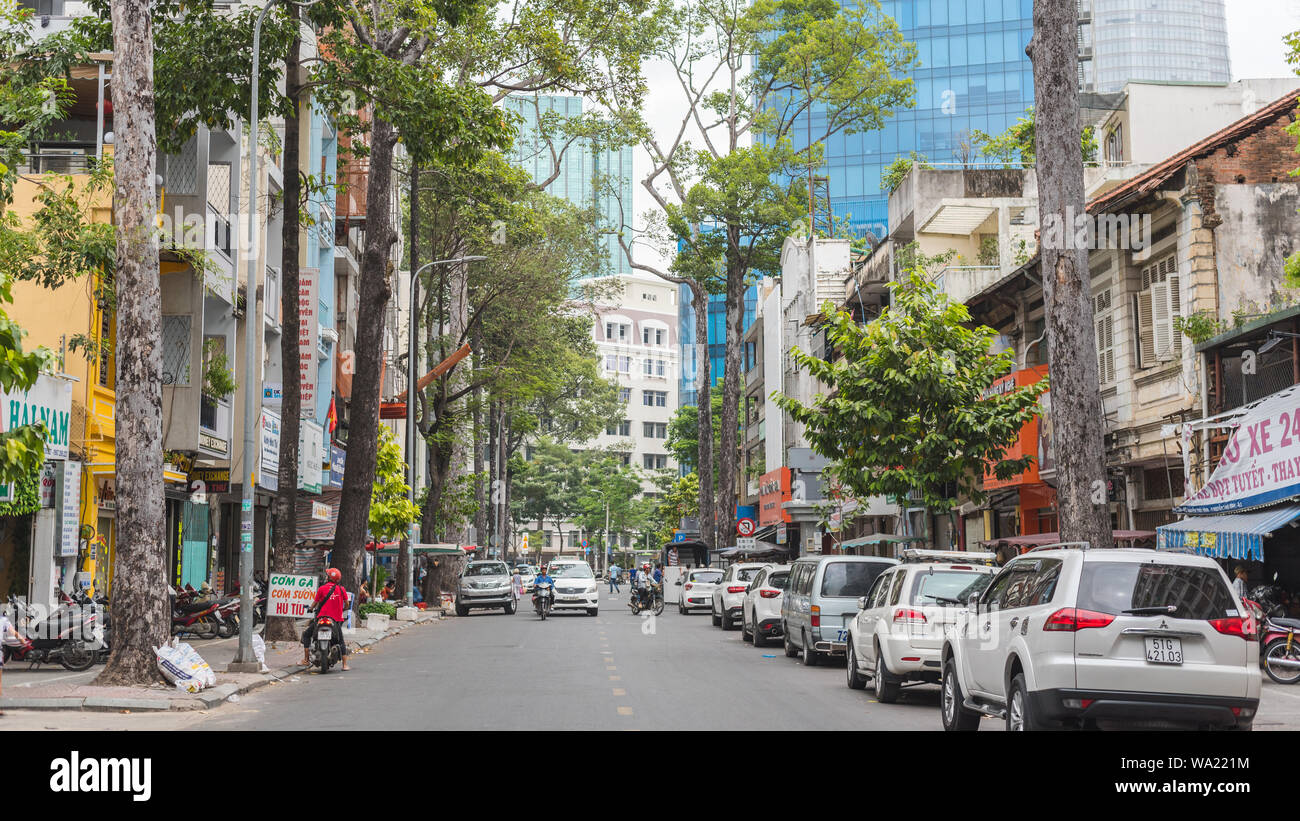 La città di Ho Chi Minh, Vietnam - Gennaio 8, 2019: Nguyen Thai Binh Street prospettiva. Foto Stock