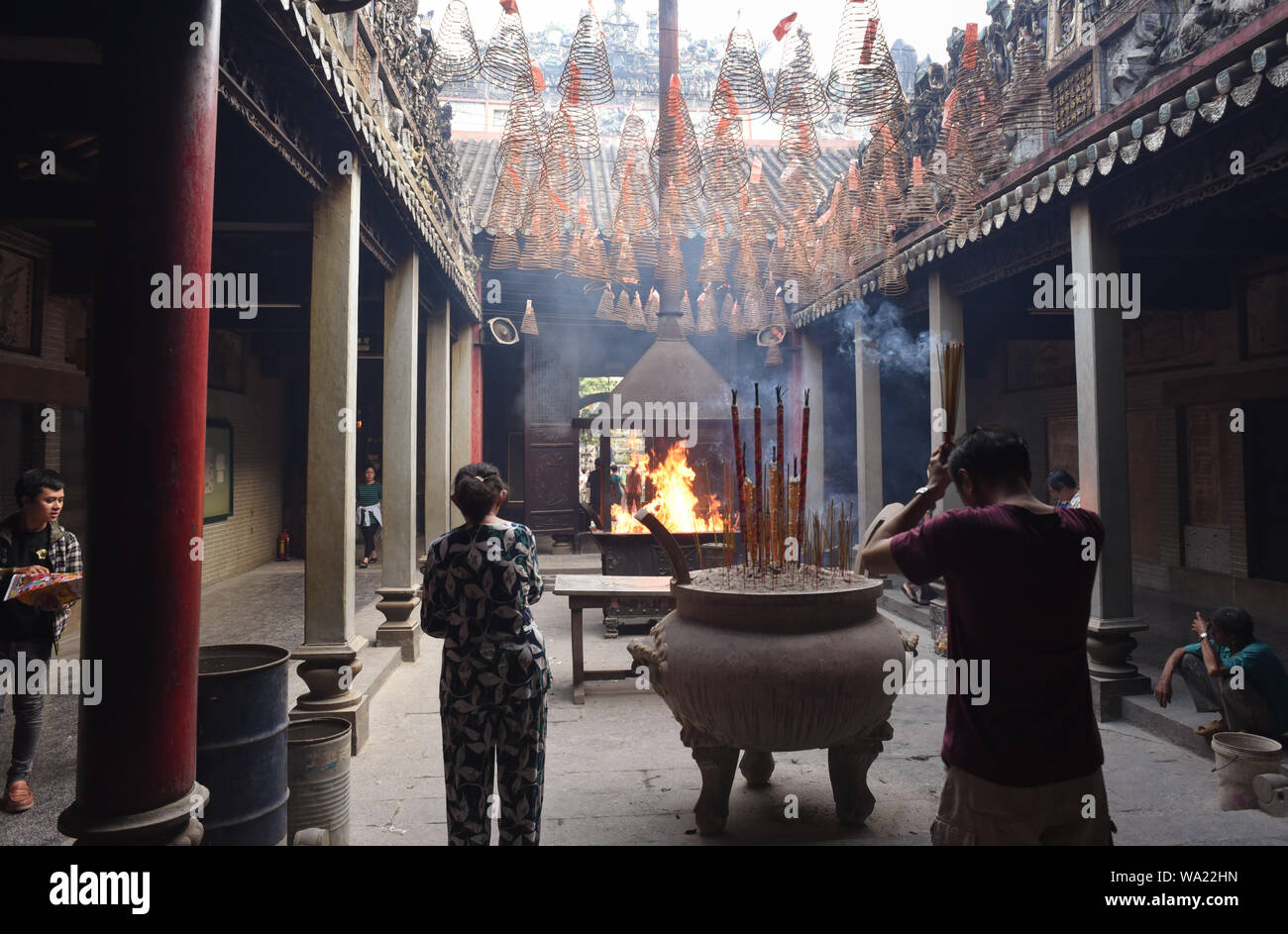 La città di Ho Chi Minh, Vietnam: i visitatori e i devoti di fronte rituale del fuoco in Thien Hau Pagoda. La pagoda è uno dei momenti salienti del famoso Cho Lon. Foto Stock